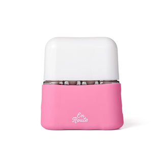 Pink and white container with 'En Route' text on a white background