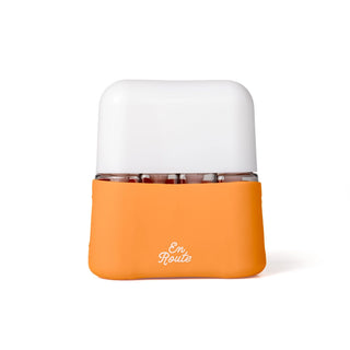 Orange and white container with 'En Route' text on a white background