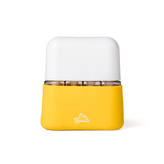 Yellow and white container with 'En Route' text on a white background